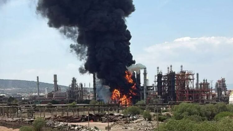 Pemex niega incendio pese a humo en Tula