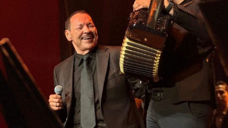 Julio Preciado es hospitalizado por neumonía tras aplicarse un suero intravenoso sin supervisión