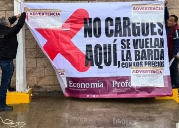 Profeco coloca lonas en gasolineras “careras”
