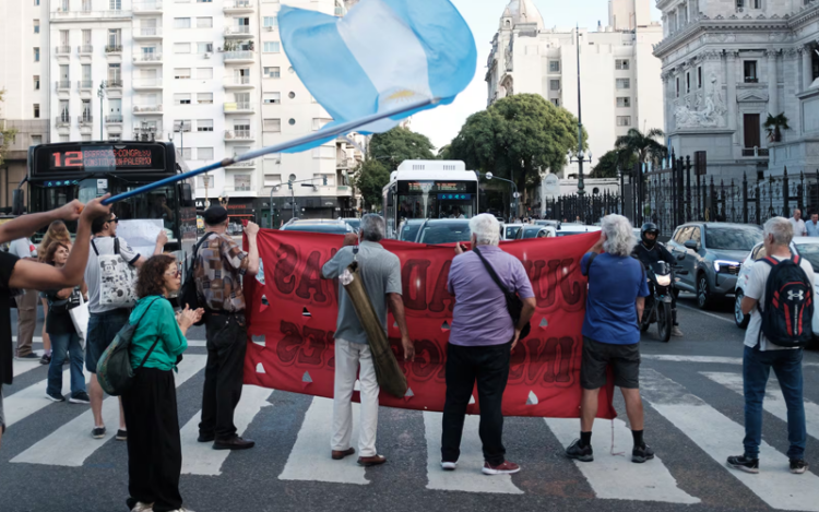Crisis en Argentina: médicos y farmacéuticos mantienen protestas