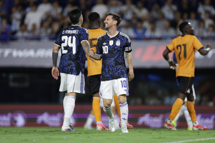 Argentina golea 5-0 a Zambia en su último partido en territorio local previo al Mundial