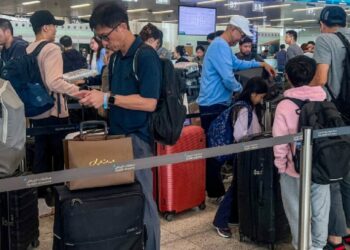 Evacúa México a mil 545 de zona de guerra