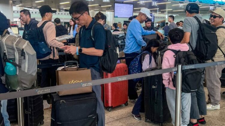 Evacúa México a mil 545 de zona de guerra