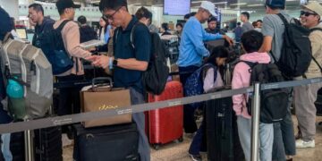 Evacúa México a mil 545 de zona de guerra