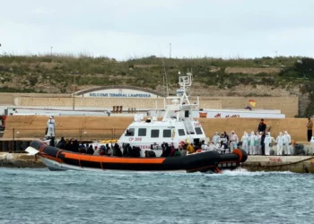 Rescatan migrantes tras naufragio y reportan desaparecidos