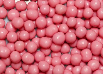 ¿Es verdad que el chicle dura años en el estómago? La ciencia lo aclara