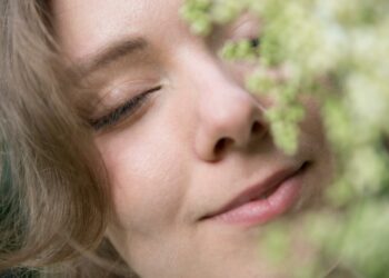 ¿Estamos perdiendo el olfato? Un estudio revela cómo la vida moderna transforma nuestros genes