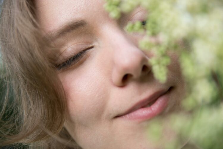 ¿Estamos perdiendo el olfato? Un estudio revela cómo la vida moderna transforma nuestros genes