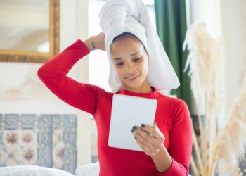 Por qué nunca deberías frotar tu cabello con una toalla al salir de la ducha