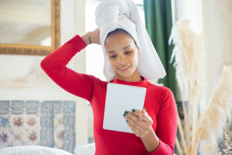 Por qué nunca deberías frotar tu cabello con una toalla al salir de la ducha