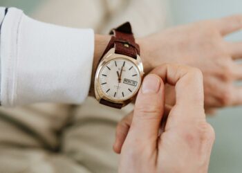 ¿Sientes que los años vuelan? La ciencia revela por qué tu cerebro “comprime” el tiempo