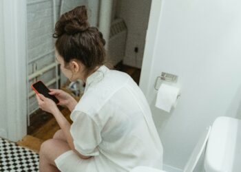 Hemorroides e infecciones: Por qué deberías dejar de usar el celular en el baño