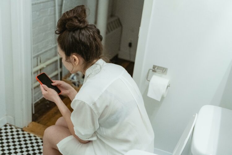 Hemorroides e infecciones: Por qué deberías dejar de usar el celular en el baño