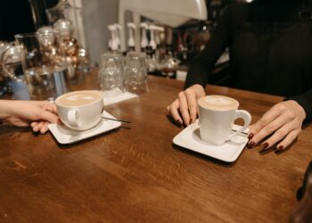 ¿Café con medicinas? Por qué esta combinación podría anular tu tratamiento o afectar tu salud