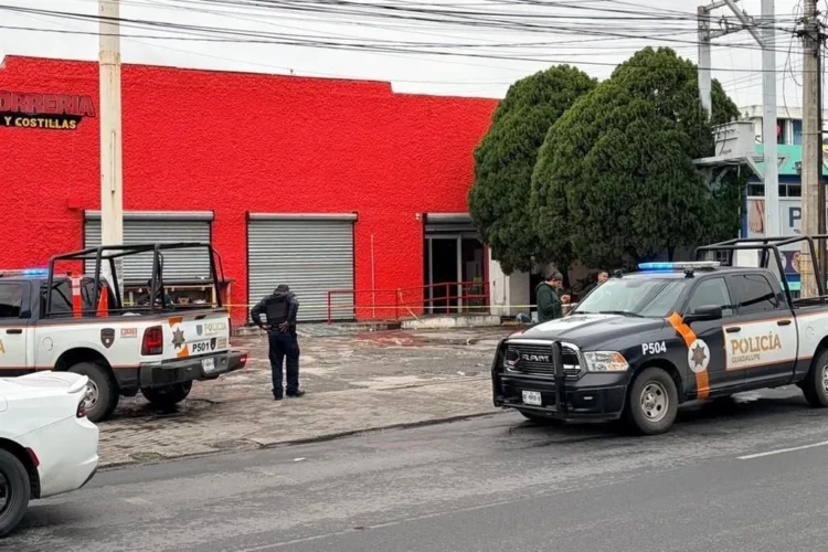 Tiroteo en restaurante desata pánico; ejecutan cliente