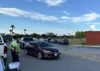 Colapsan cruces fronterizos por vacacionistas en Nuevo Laredo