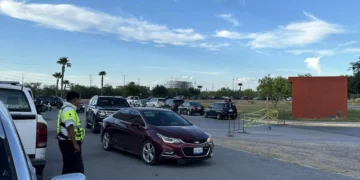 Colapsan cruces fronterizos por vacacionistas en Nuevo Laredo