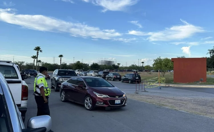 Colapsan cruces fronterizos por vacacionistas en Nuevo Laredo
