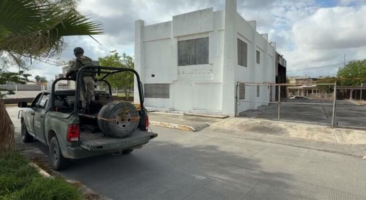 Hallan cuerpo maniatado afuera de bodega en Reynosa