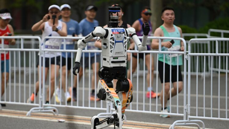 ¿El fin de la supremacía humana? El robot “Shandian” destroza los tiempos del medio maratón