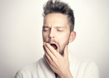 Solo una noche sin dormir: Cómo tu cerebro entra en modo “supervivencia” y qué hacer para evitarlo