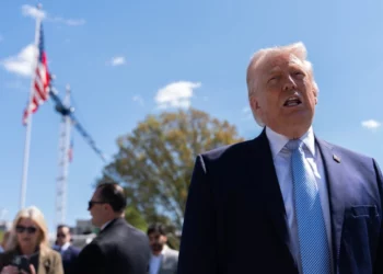 Trump minimiza crímenes de guerra y amenaza devastación