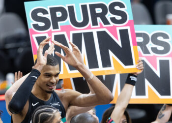 Victor Wembanyama debuta en los playoffs de la NBA con récord histórico para los Spurs