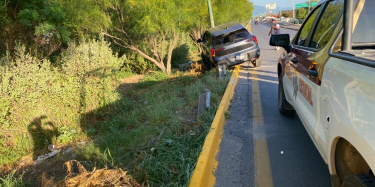 Destroza su camioneta al chocar contra poste