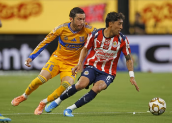 Chivas derrota 2-0 Tigres en el Akron (3-3 global) y avanza a semifinales por mejor posición