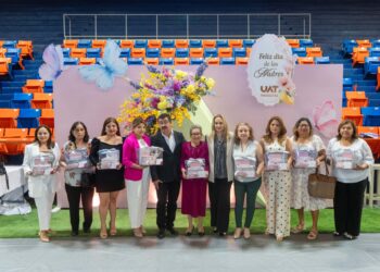 Dámaso Anaya reconoce la labor de las madres trabajadoras de la UAT