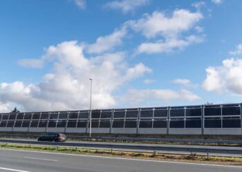 Carreteras que generan luz: El proyecto que convierte muros antirruido en paneles solares