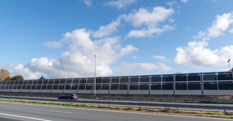 Carreteras que generan luz: El proyecto que convierte muros antirruido en paneles solares