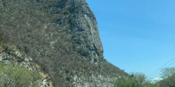 El imponente Cerro de la Piedra en la carretera Victoria-Jaumave-SLP