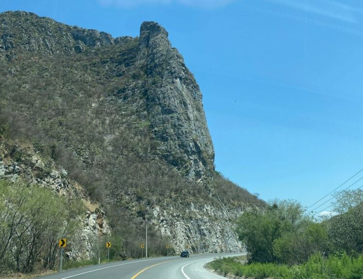 El imponente Cerro de la Piedra en la carretera Victoria-Jaumave-SLP