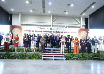 Reciben reconocimiento 183 maestras y maestros tamaulipecos por 40 años de servicio
