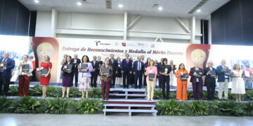 Reciben reconocimiento 183 maestras y maestros tamaulipecos por 40 años de servicio