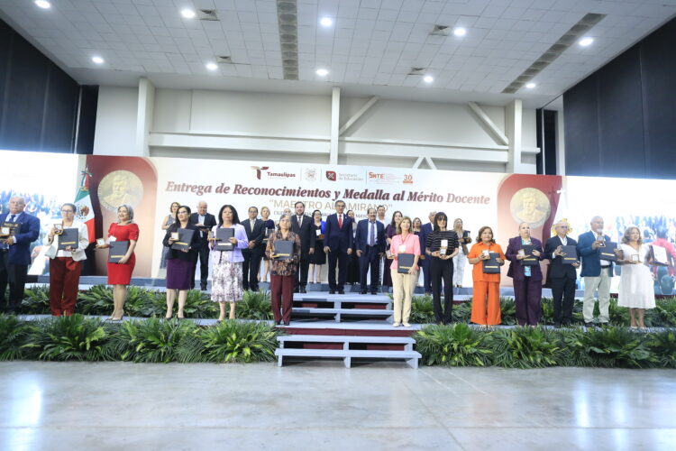 Reciben reconocimiento 183 maestras y maestros tamaulipecos por 40 años de servicio
