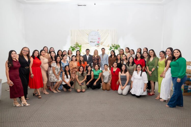 Festejan a los maestros de “Familia UAT”