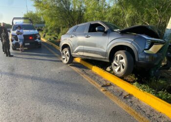 Destroza su camioneta al chocar contra poste