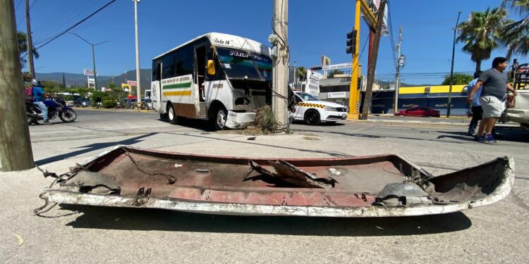 Choque entre micro y camioneta deja siete heridos