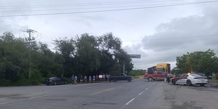 Bloquean la carretera Victoria-Monterrey por falta de luz