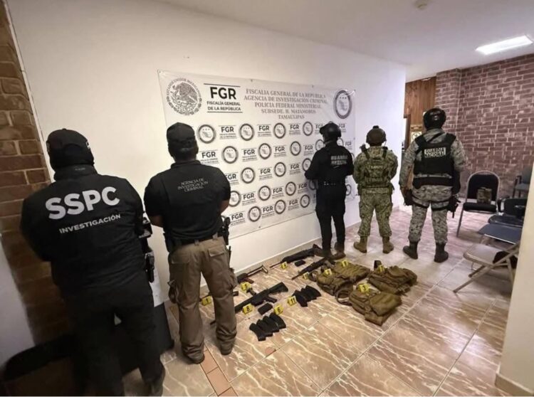 Armas largas y vehículo decomisan en operativo policial en Matamoros
