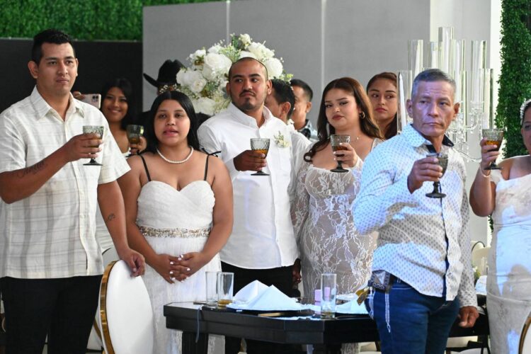Realiza DIF Victoria 72 matrimonios en ceremonia colectiva