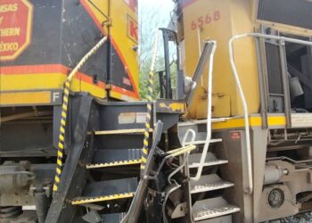 Chocan dos locomotoras en patio de vías en Nuevo Laredo; un herido