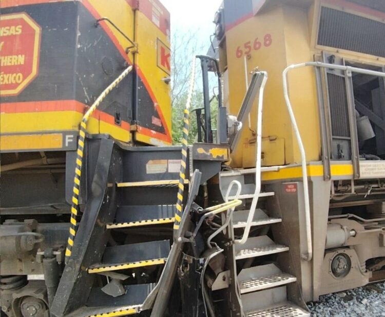 Chocan dos locomotoras en patio de vías en Nuevo Laredo; un herido