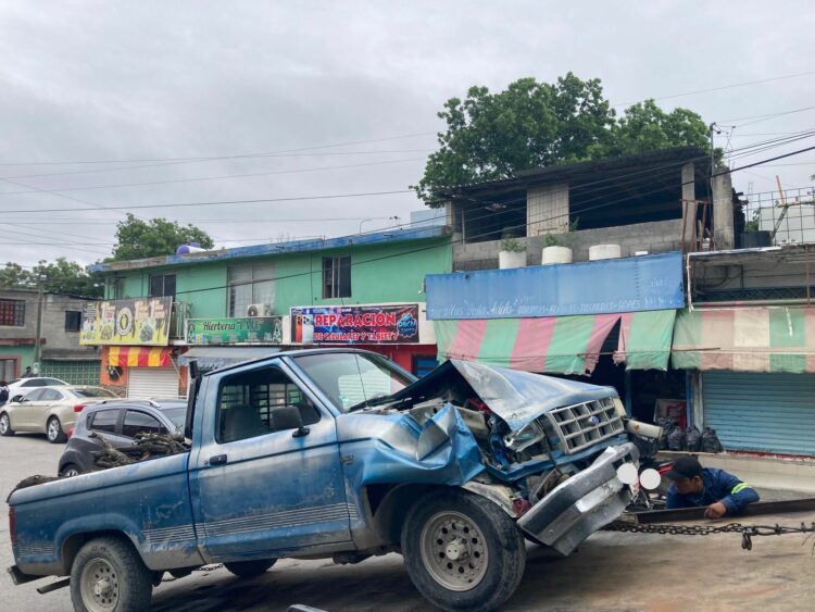 Anciano ebrio se queda dormido al volante y provoca carambola vehicular