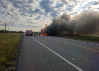 Se incendia tráiler en la carretera Monterrey-Nuevo Laredo; restringen circulación a un carril