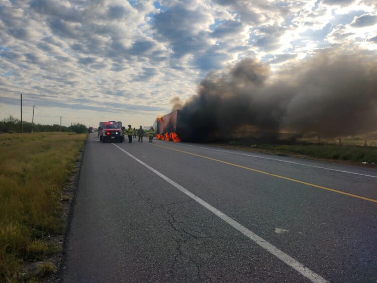 Se incendia tráiler en la carretera Monterrey-Nuevo Laredo; restringen circulación a un carril