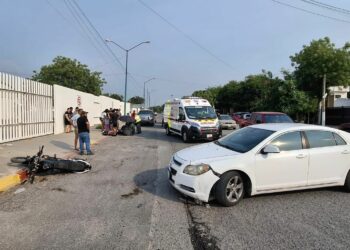 Dos motociclistas heridos al caer tras atravesar la unidad al paso de un auto
