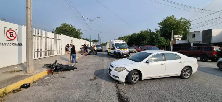 Dos motociclistas heridos al caer tras atravesar la unidad al paso de un auto